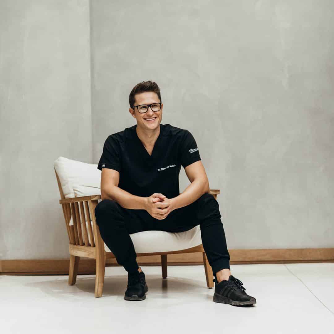 Dr Thinus van Niekerk